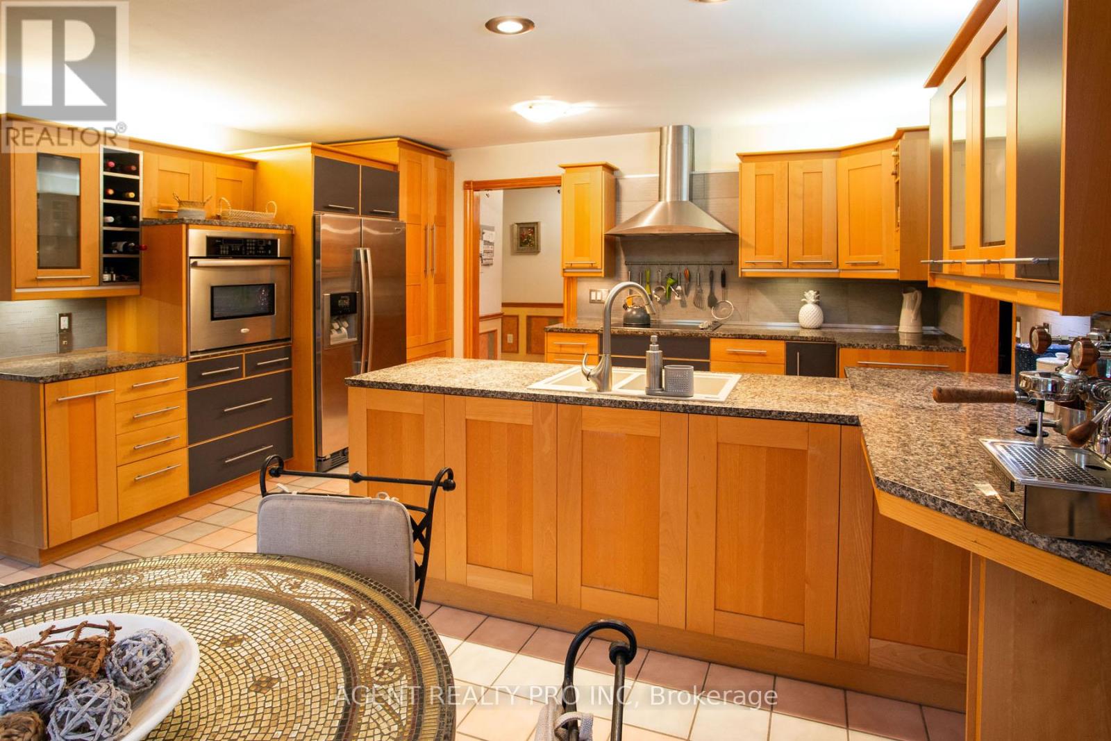 922 Country Club Crescent, London South, Ontario  N6C 5R5 - Photo 7 - X12498068