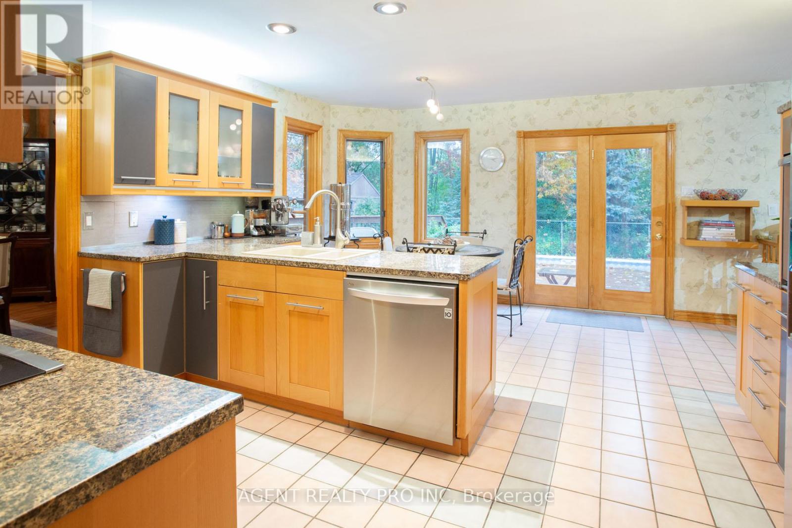 922 Country Club Crescent, London South, Ontario  N6C 5R5 - Photo 8 - X12498068