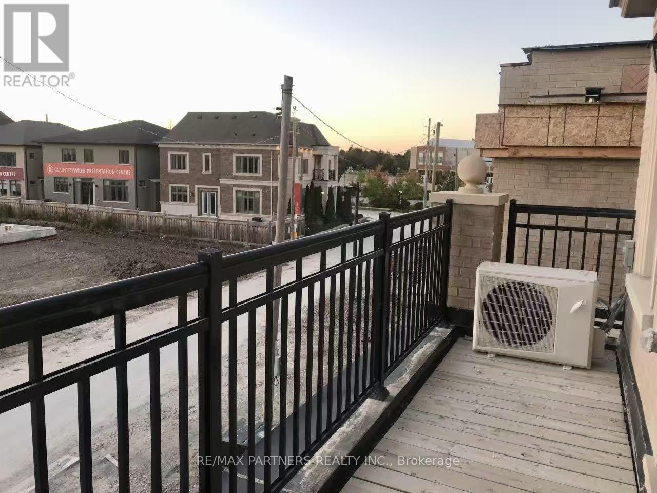 Coach - 9472 Bayview Avenue, Richmond Hill, Ontario  L4C 5H3 - Photo 3 - N12497354