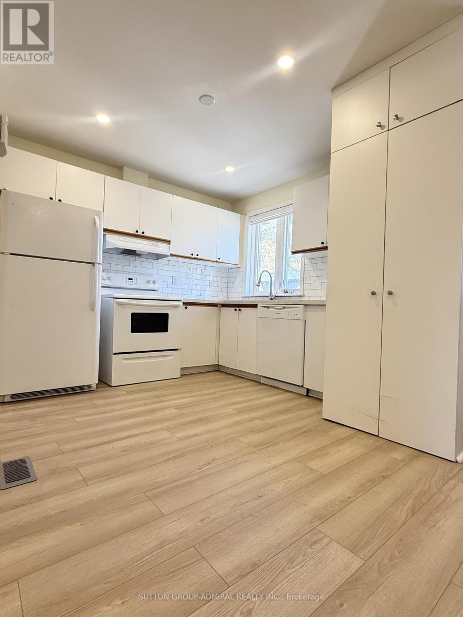 A - 61 Parkside Drive, Newmarket, Ontario  L3Y 4R7 - Photo 3 - N12497682