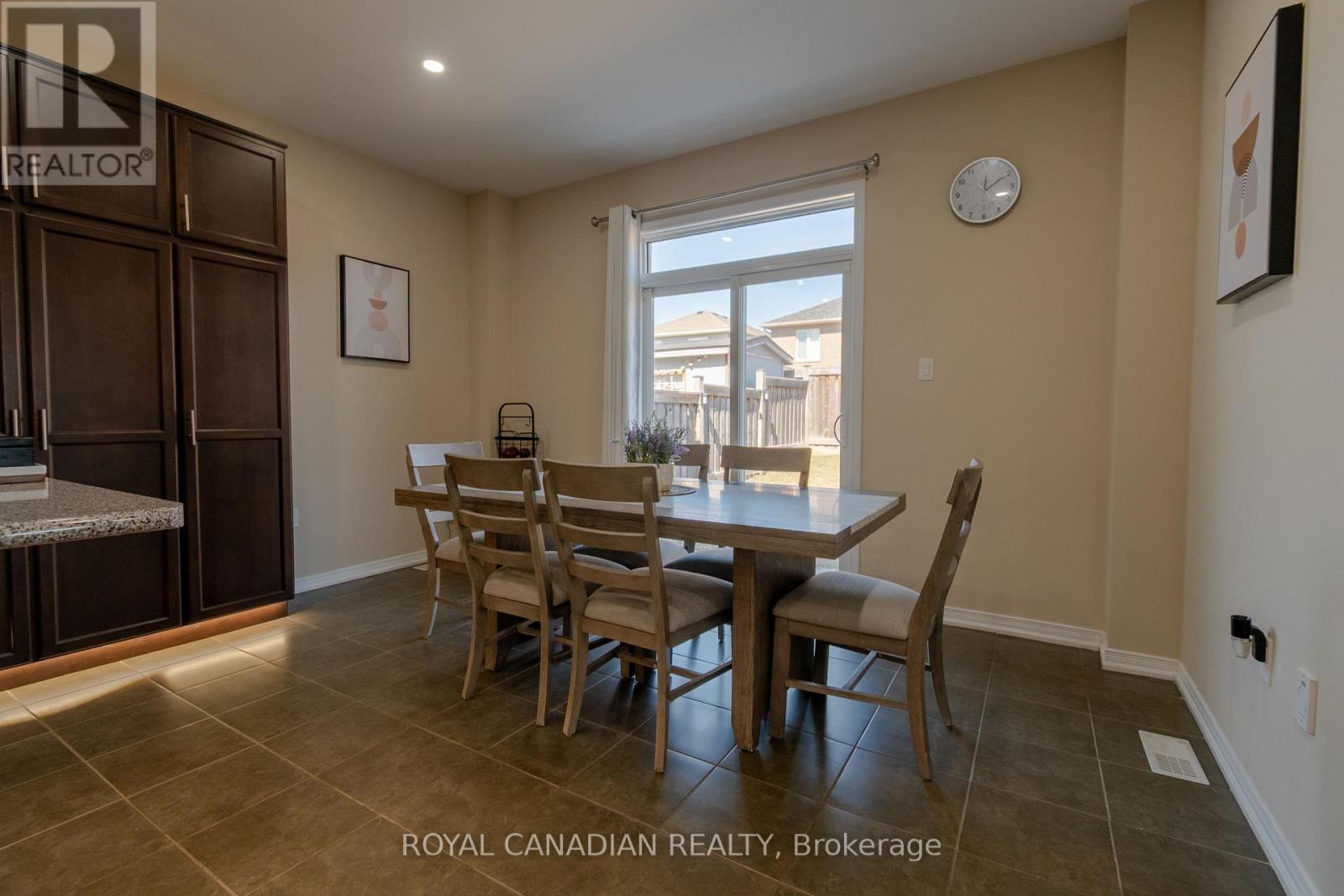 213 Richardson Crescent, Bradford West Gwillimbury, Ontario  L3Z 0R5 - Photo 11 - N12497746