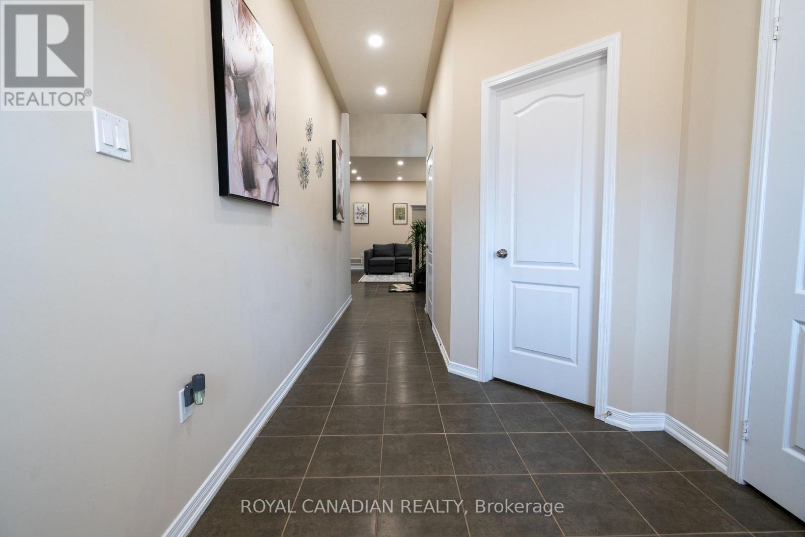213 Richardson Crescent, Bradford West Gwillimbury, Ontario  L3Z 0R5 - Photo 3 - N12497746