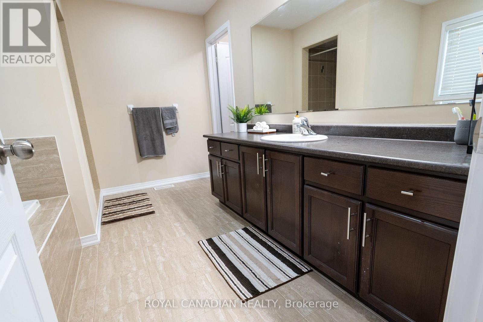 213 Richardson Crescent, Bradford West Gwillimbury, Ontario  L3Z 0R5 - Photo 33 - N12497746