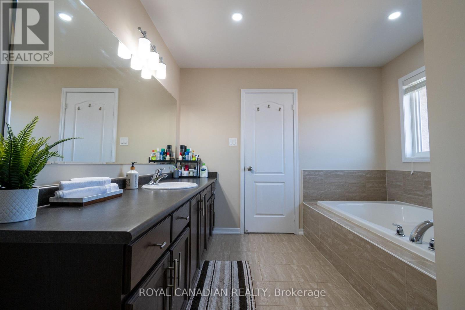 213 Richardson Crescent, Bradford West Gwillimbury, Ontario  L3Z 0R5 - Photo 36 - N12497746