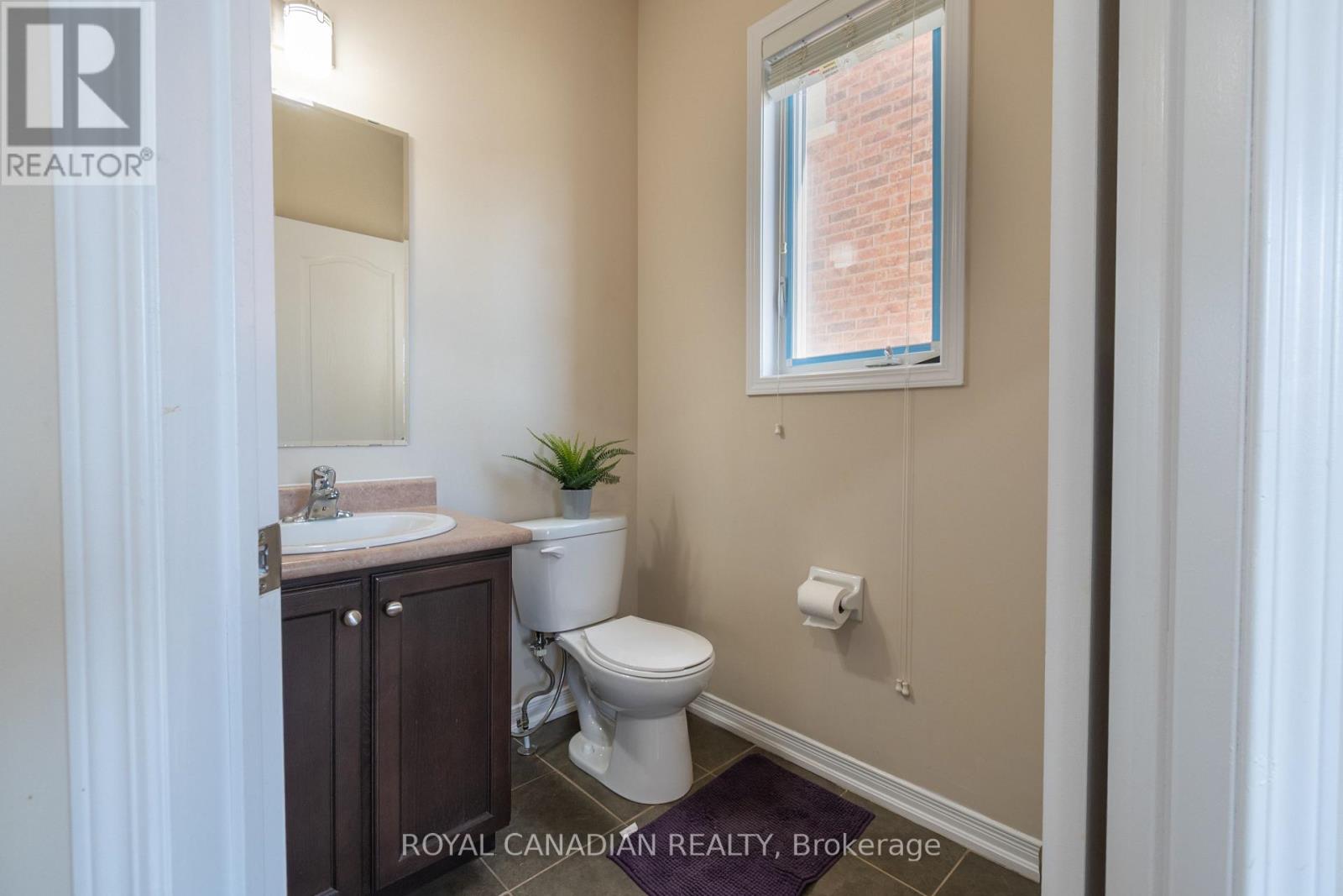 213 Richardson Crescent, Bradford West Gwillimbury, Ontario  L3Z 0R5 - Photo 4 - N12497746