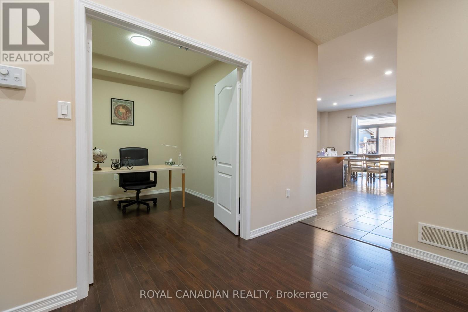 213 Richardson Crescent, Bradford West Gwillimbury, Ontario  L3Z 0R5 - Photo 8 - N12497746