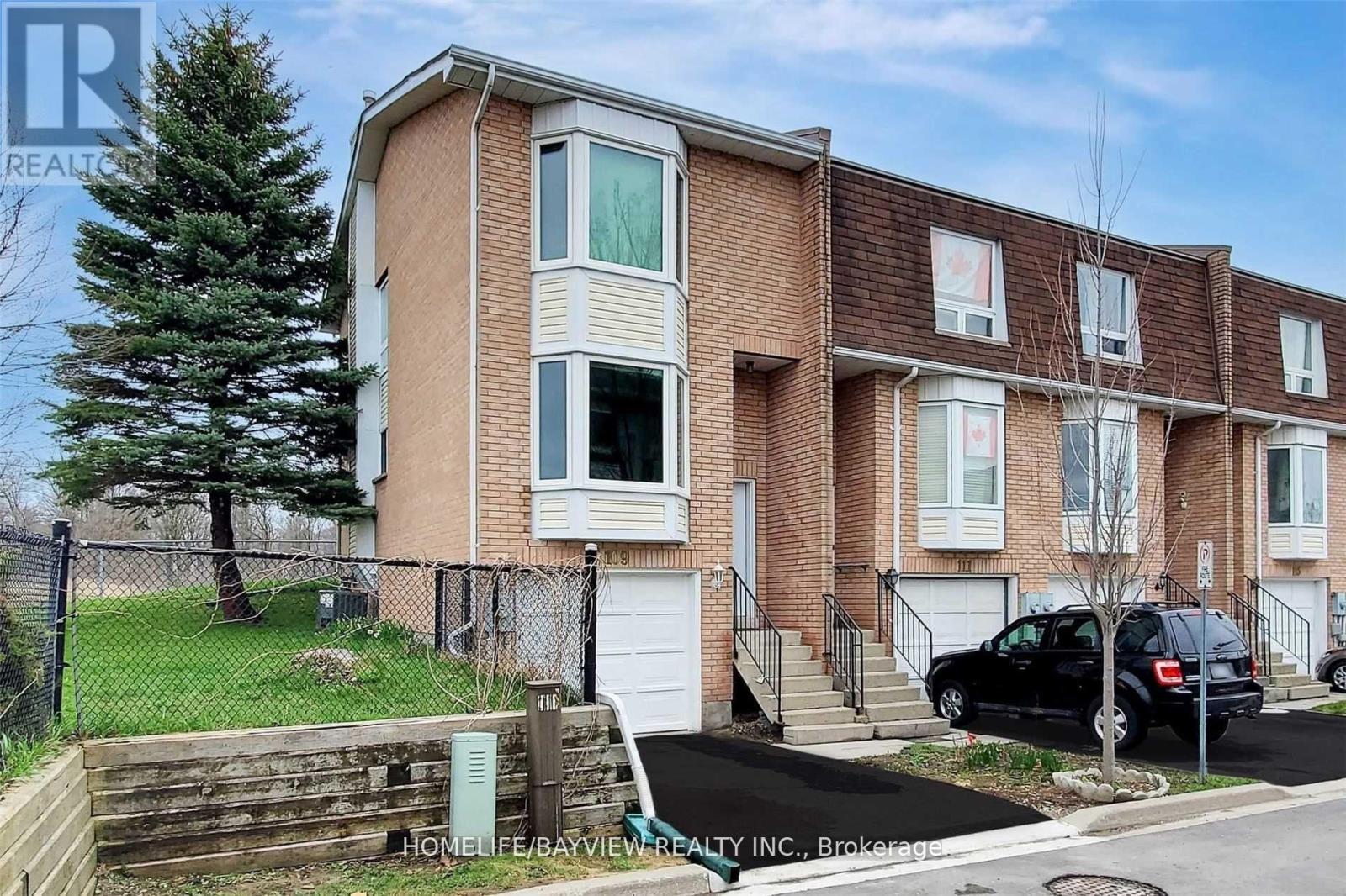 109 William Curtis Circle, Newmarket, Ontario  L3Y 8L8 - Photo 2 - N12497824