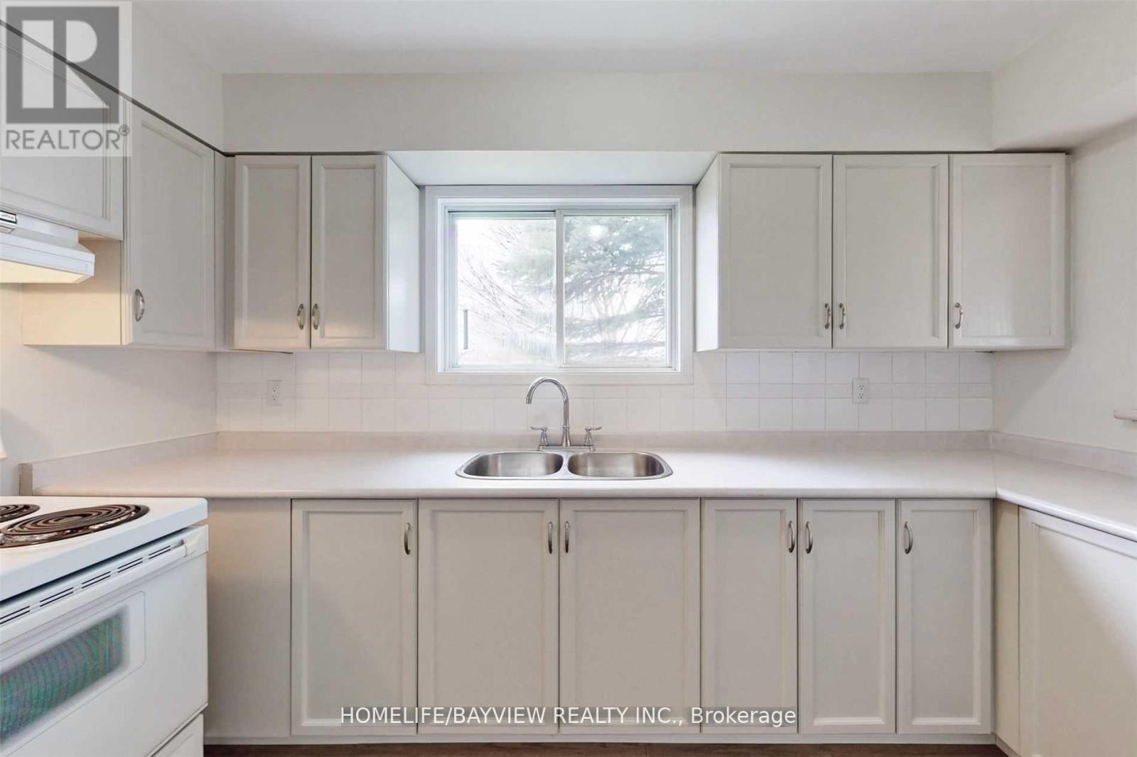 109 William Curtis Circle, Newmarket, Ontario  L3Y 8L8 - Photo 9 - N12497824