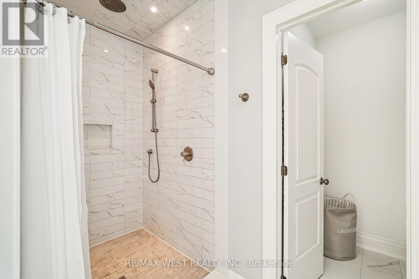 68 Walmer Road, Richmond Hill (North Richvale), Ontario  L4C 3X1 - Photo 11 - N12497858