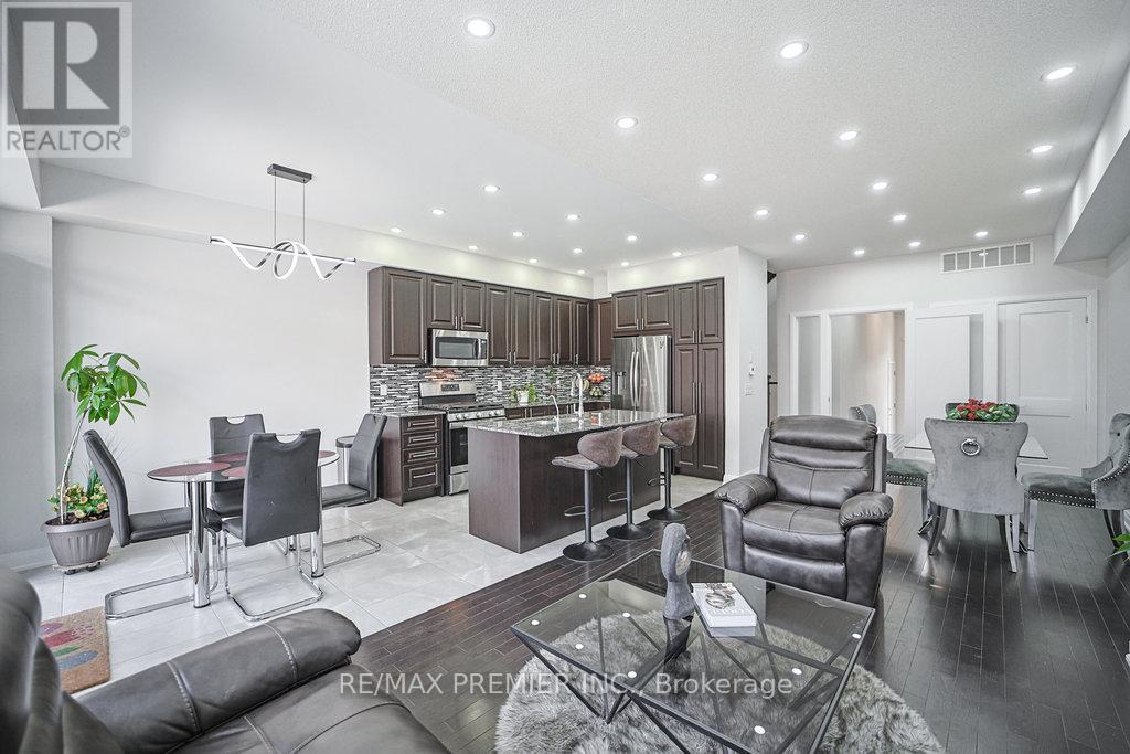 131 Landolfi Way, Bradford West Gwillimbury, Ontario  L3Z 4L7 - Photo 5 - N12497876