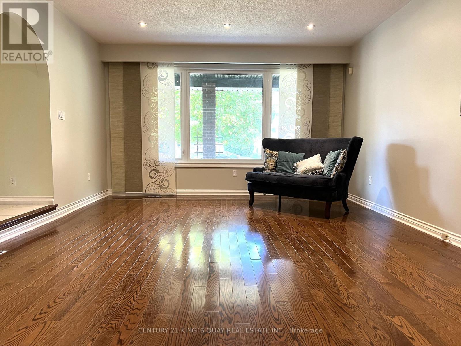 50 Bedford Park Avenue, Richmond Hill (Crosby), Ontario  L4C 2N8 - Photo 10 - N12497986