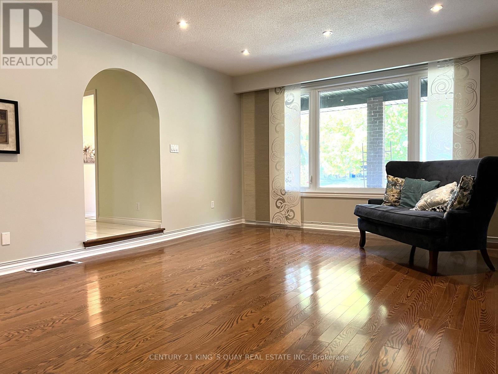 50 Bedford Park Avenue, Richmond Hill (Crosby), Ontario  L4C 2N8 - Photo 11 - N12497986