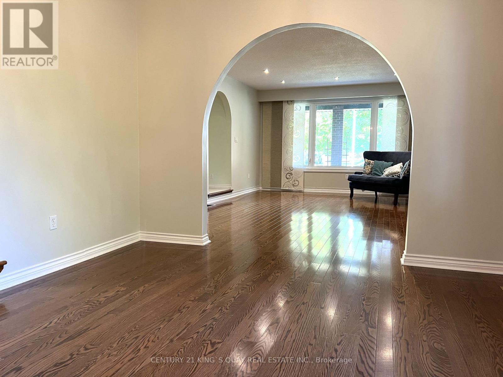 50 Bedford Park Avenue, Richmond Hill (Crosby), Ontario  L4C 2N8 - Photo 12 - N12497986