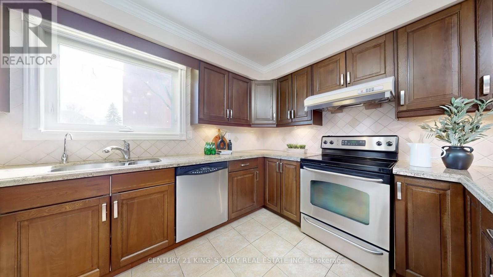 50 Bedford Park Avenue, Richmond Hill (Crosby), Ontario  L4C 2N8 - Photo 20 - N12497986