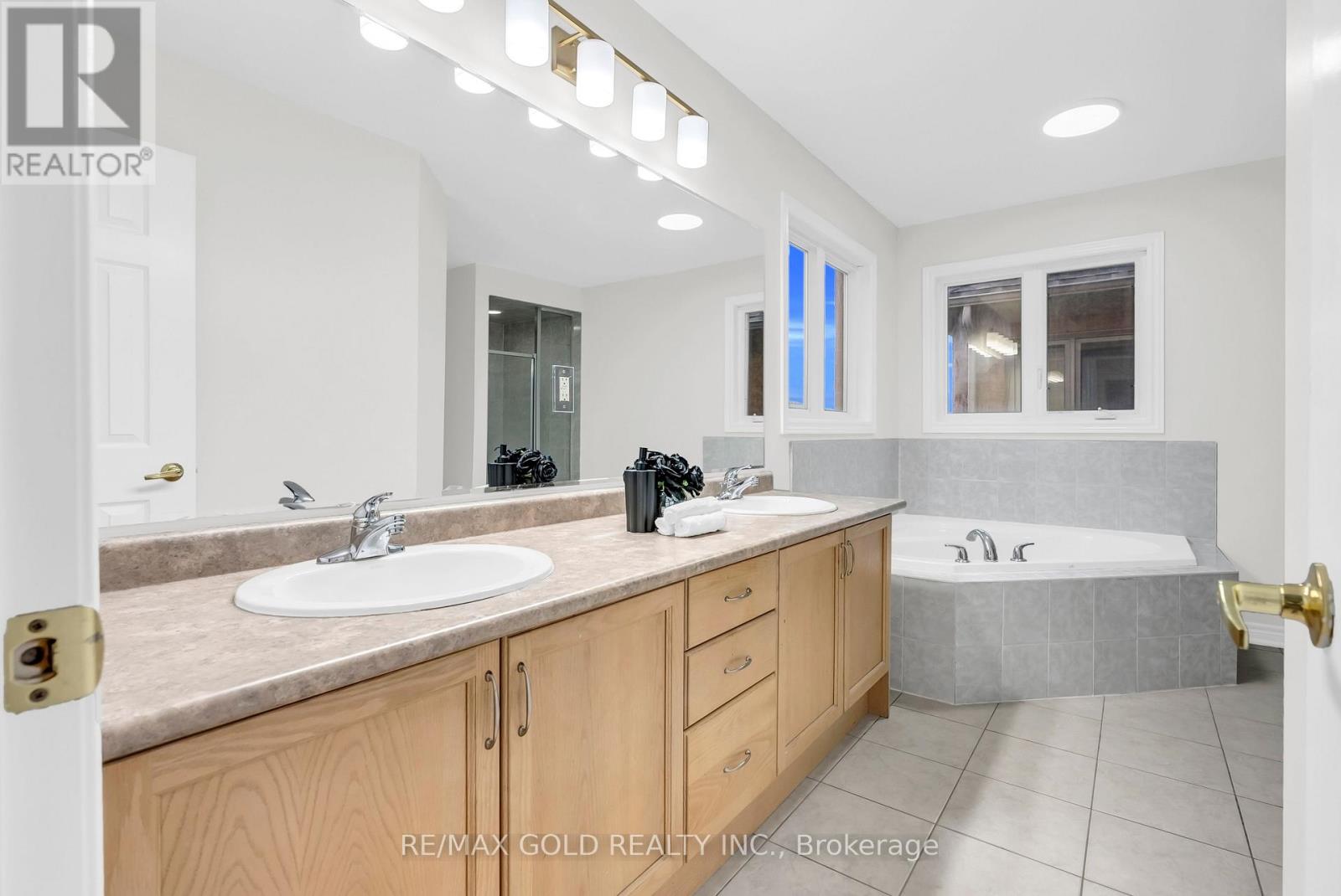 262 Swindale Drive, Milton (Sc Scott), Ontario  L9T 0T7 - Photo 29 - W12497210