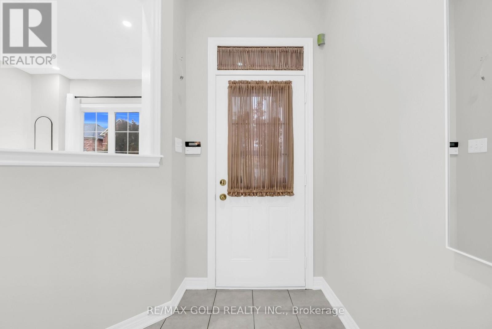 262 Swindale Drive, Milton (Sc Scott), Ontario  L9T 0T7 - Photo 5 - W12497210