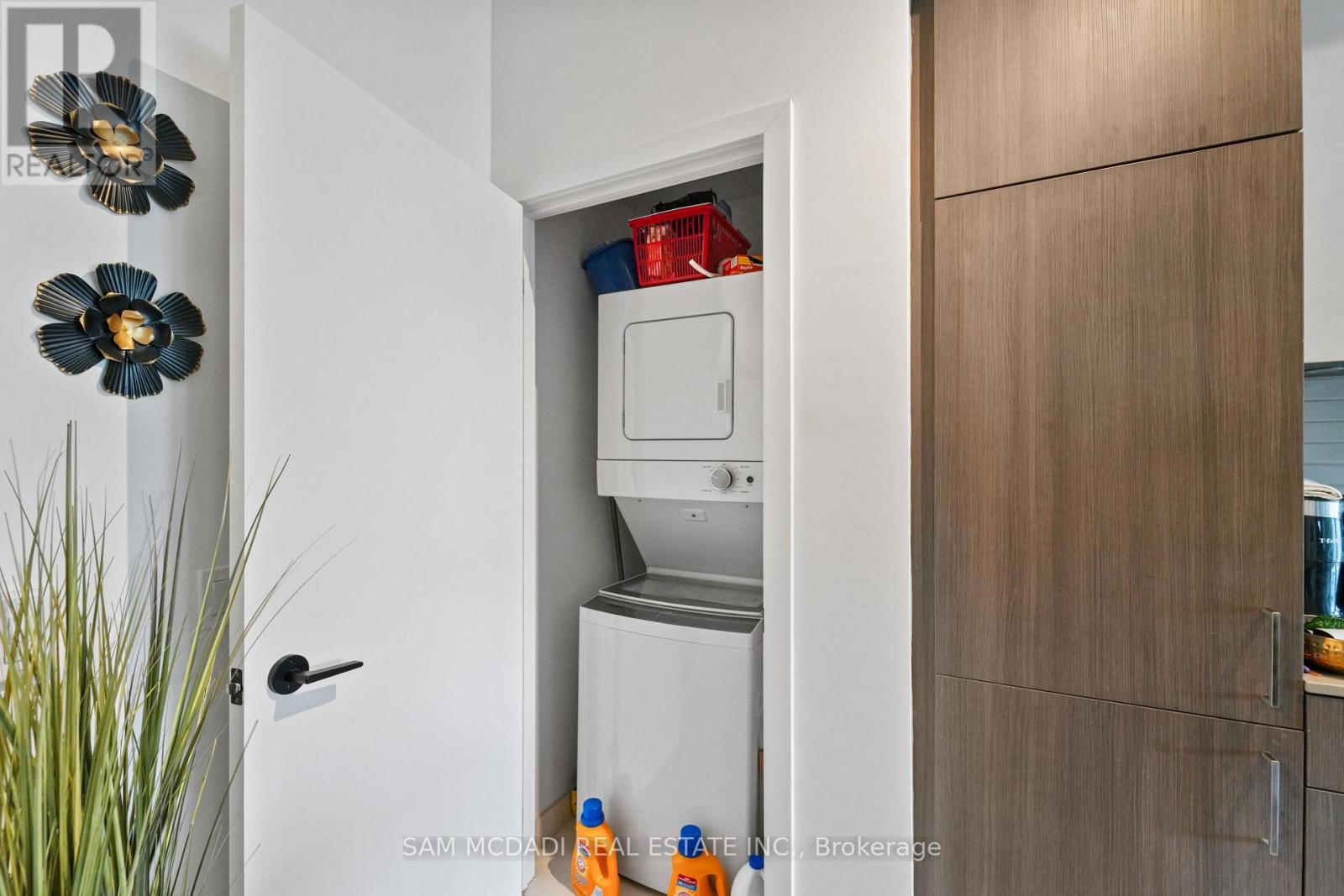 212 - 215 Lakeshore Road W, Mississauga, Ontario  L5H 0A7 - Photo 8 - W12497292