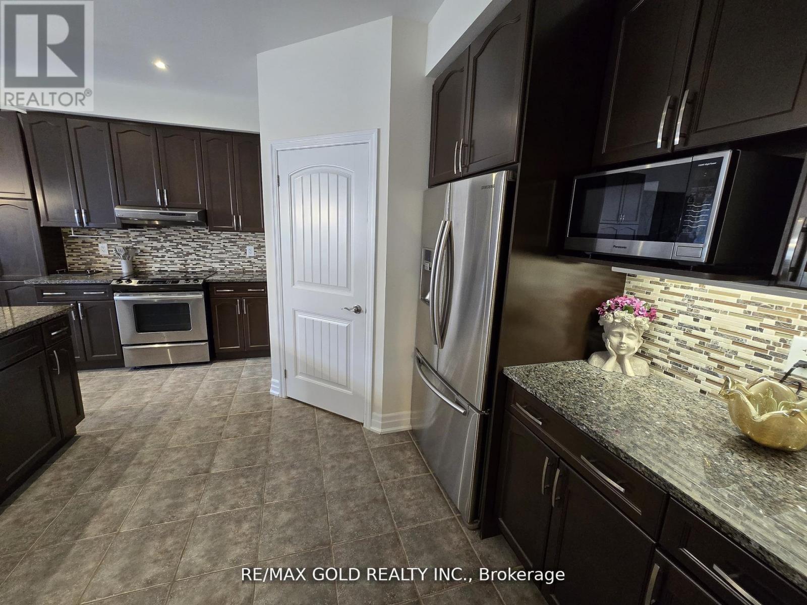 87 Scott Boulevard, Milton (Sc Scott), Ontario  L9T 0S3 - Photo 12 - W12497336