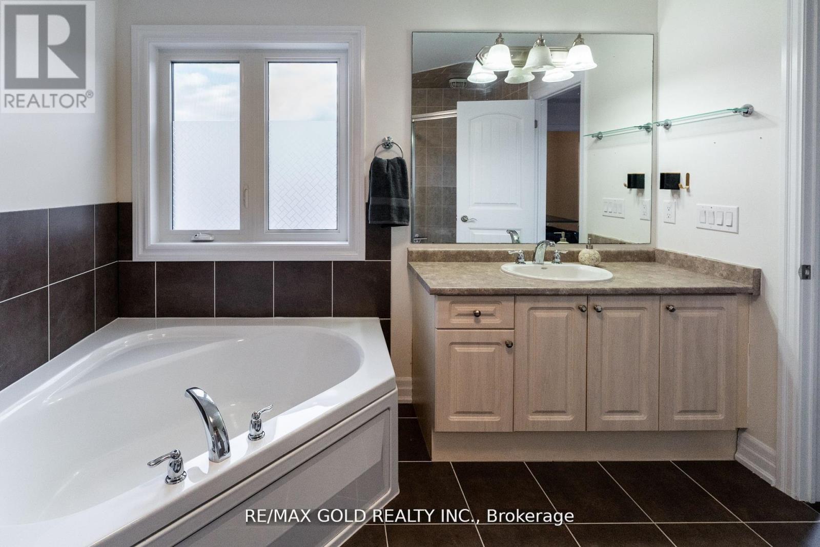 87 Scott Boulevard, Milton (Sc Scott), Ontario  L9T 0S3 - Photo 24 - W12497336