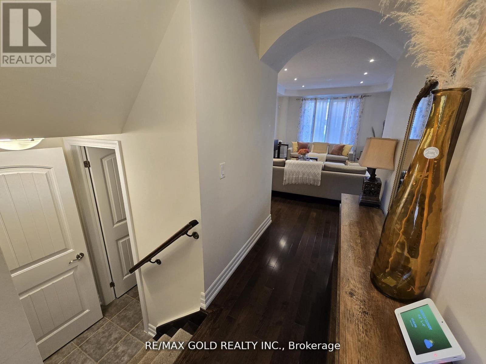 87 Scott Boulevard, Milton (Sc Scott), Ontario  L9T 0S3 - Photo 4 - W12497336