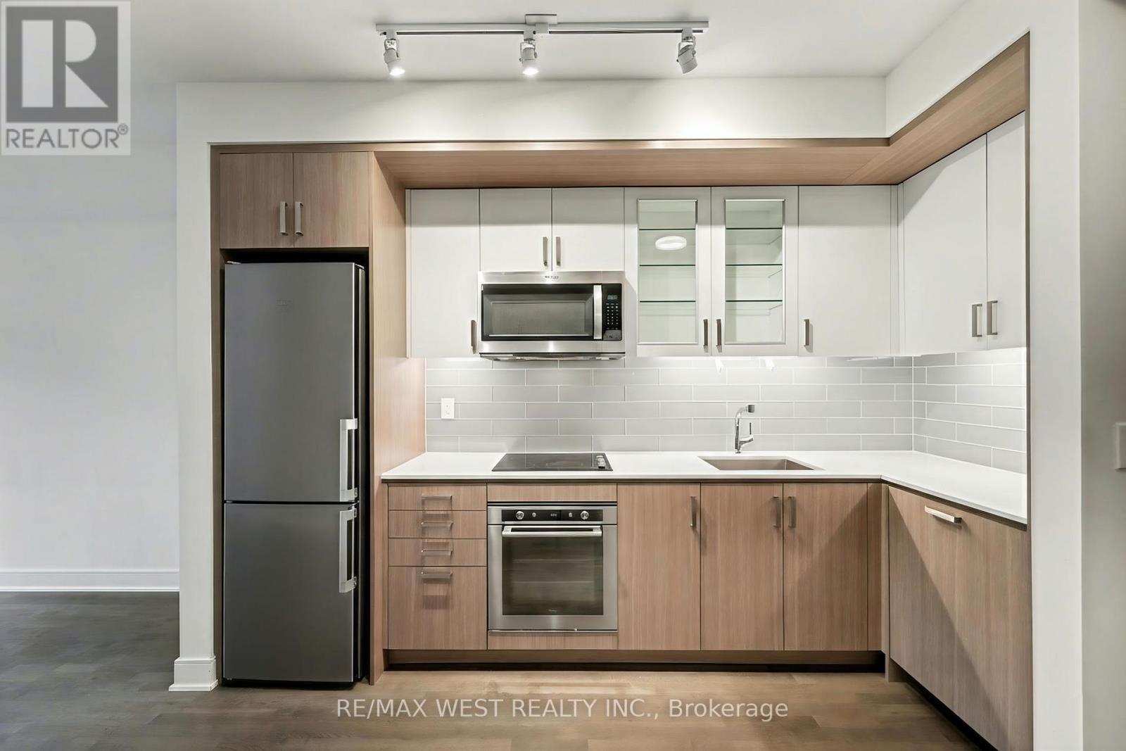 357 - 1575 Lakeshore Road, Mississauga (Clarkson), Ontario  L5J 0B1 - Photo 4 - W12497412