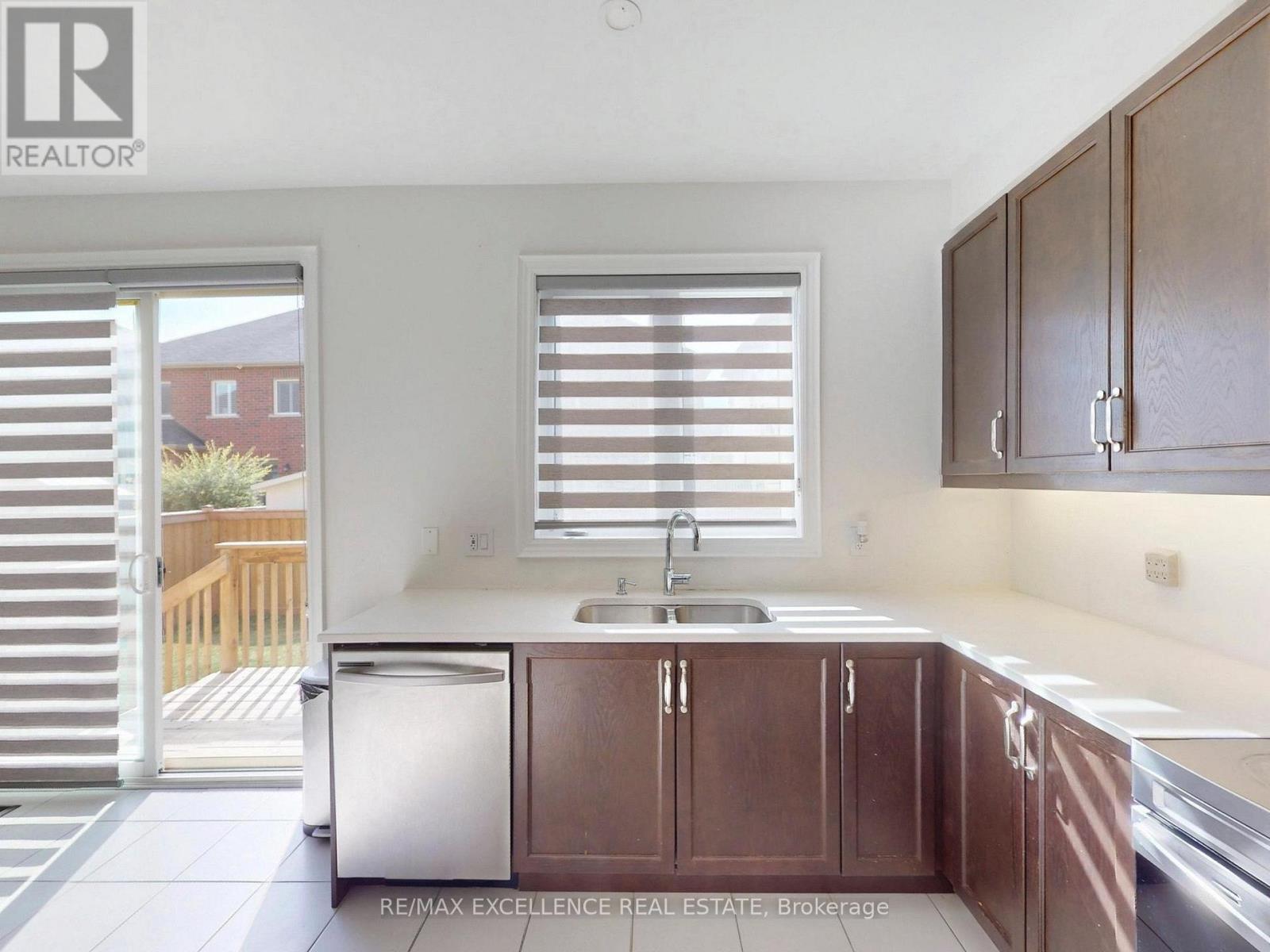 33 Tiger Crescent, Brampton (Sandringham-Wellington North), Ontario  L6R 0C8 - Photo 10 - W12497454