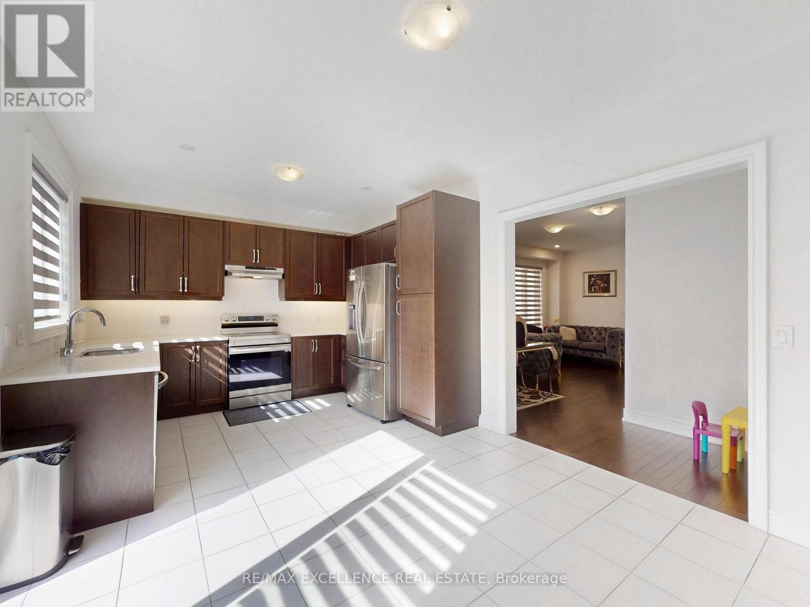 33 Tiger Crescent, Brampton (Sandringham-Wellington North), Ontario  L6R 0C8 - Photo 12 - W12497454