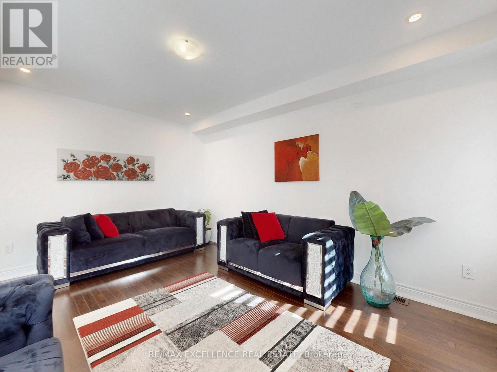 33 Tiger Crescent, Brampton (Sandringham-Wellington North), Ontario  L6R 0C8 - Photo 2 - W12497454