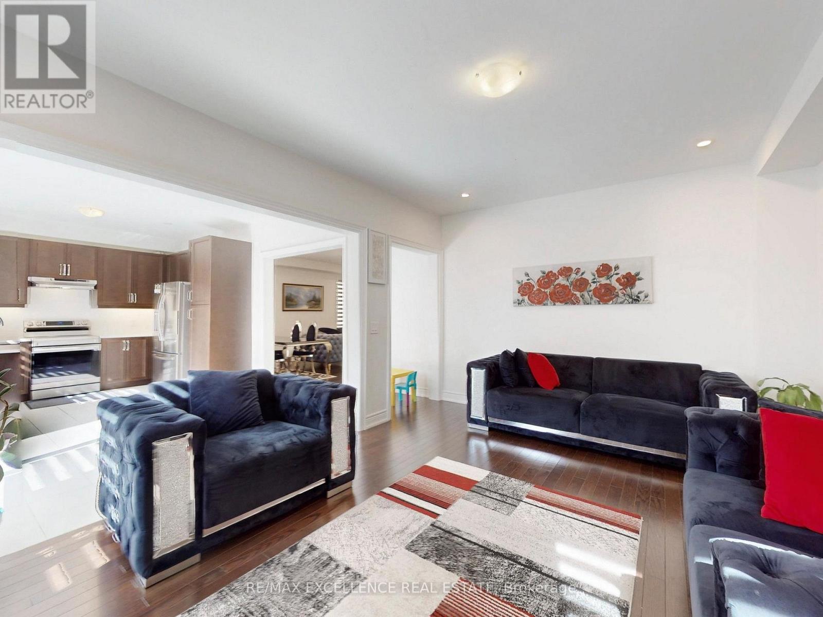 33 Tiger Crescent, Brampton (Sandringham-Wellington North), Ontario  L6R 0C8 - Photo 4 - W12497454