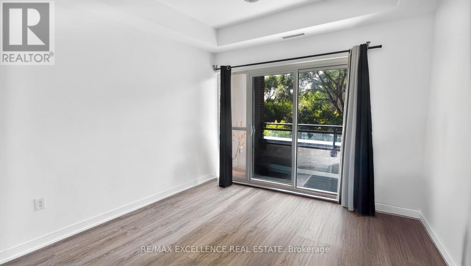 25 Neighbourhood Lane, Toronto (Stonegate-Queensway), Ontario  M8Y 0C4 - Photo 8 - W12497642