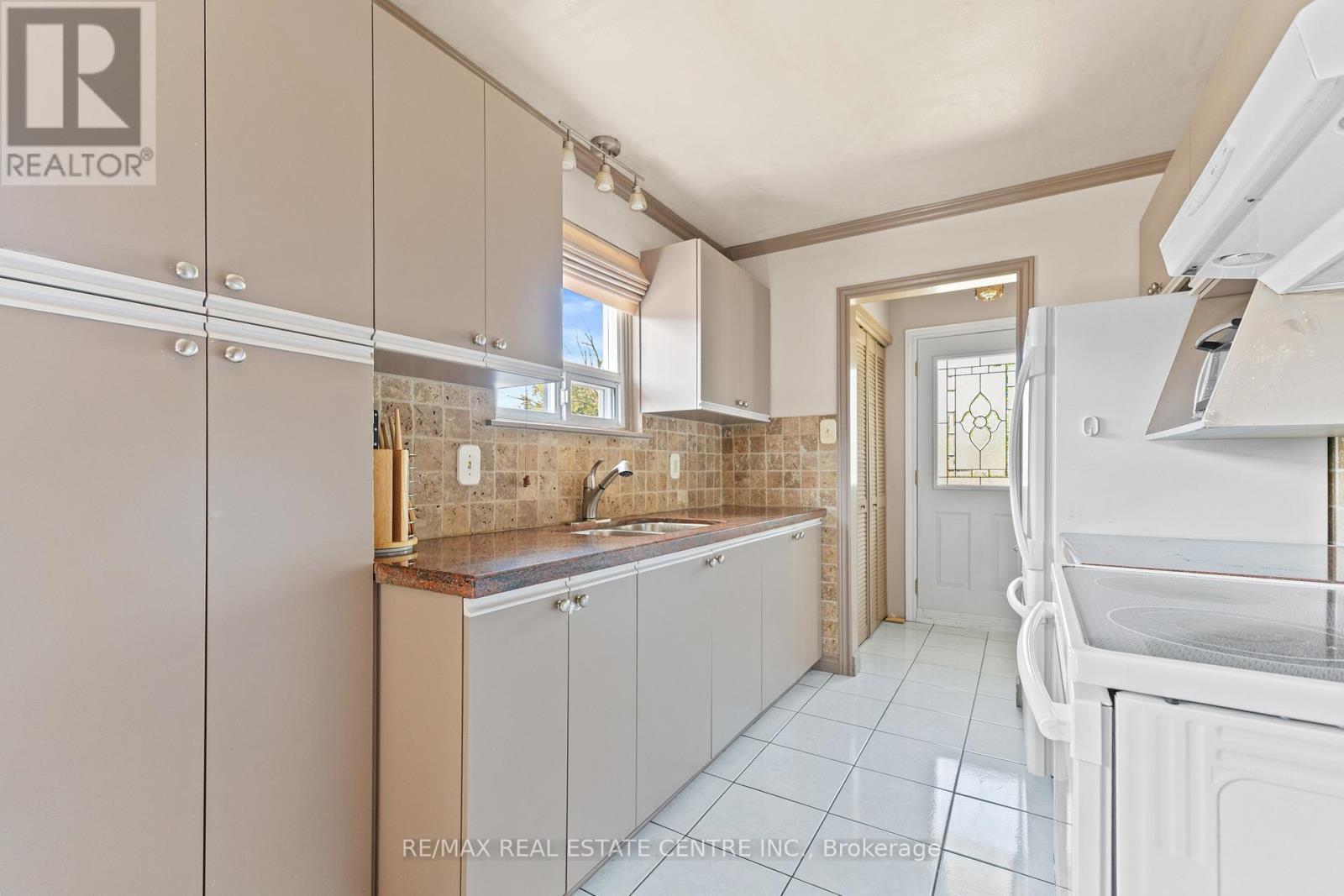 48 Marblehead Crescent, Brampton (Central Park), Ontario  L6S 2V1 - Photo 13 - W12497652