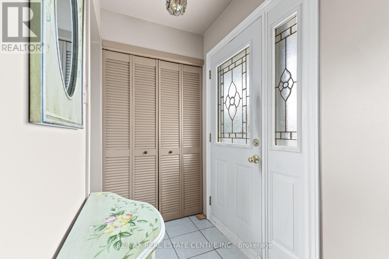 48 Marblehead Crescent, Brampton (Central Park), Ontario  L6S 2V1 - Photo 4 - W12497652