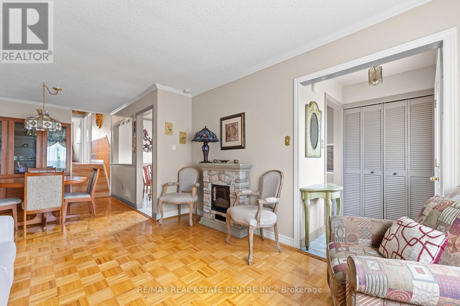 48 Marblehead Crescent, Brampton (Central Park), Ontario  L6S 2V1 - Photo 5 - W12497652