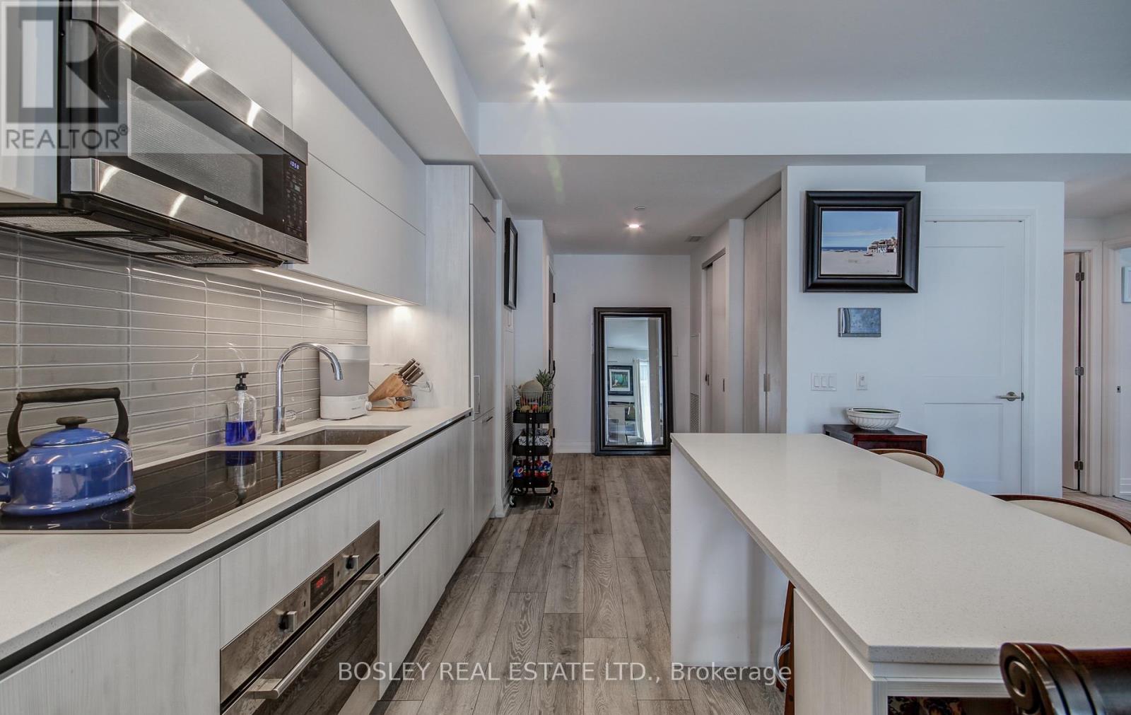 303 - 21 Park Street E, Mississauga, Ontario  L5G 1L7 - Photo 6 - W12497654