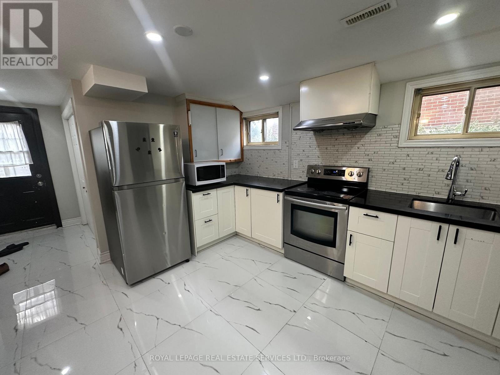 66 Roseville Drive, Brampton, Ontario  L6Y 2G8 - Photo 2 - W12497676