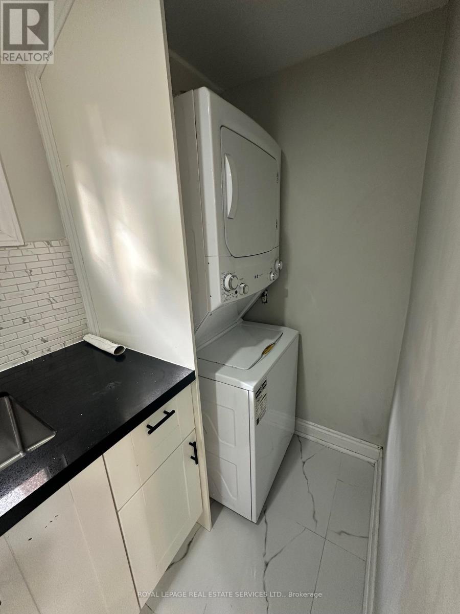 66 Roseville Drive, Brampton, Ontario  L6Y 2G8 - Photo 4 - W12497676