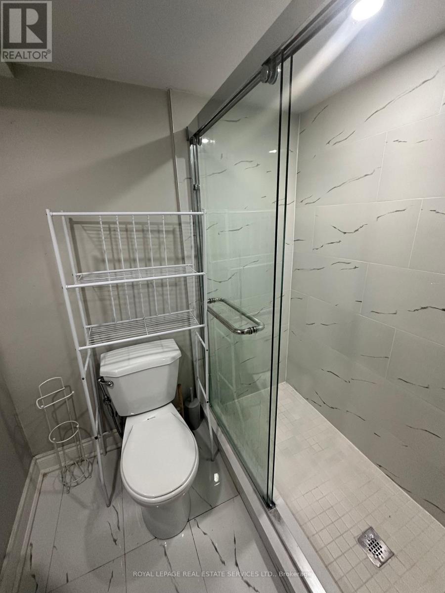 66 Roseville Drive, Brampton, Ontario  L6Y 2G8 - Photo 7 - W12497676