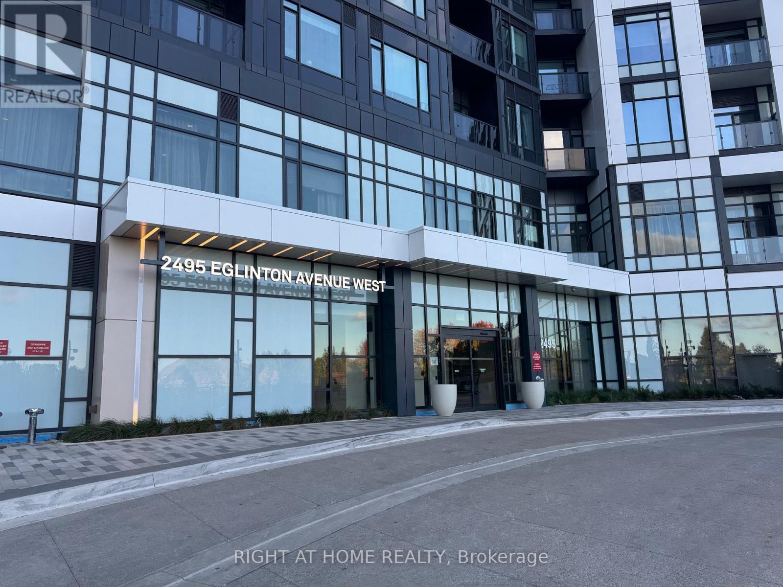 2111 - 2495 Eglinton Avenue W, Mississauga, Ontario  L5M 2T2 - Photo 2 - W12497678