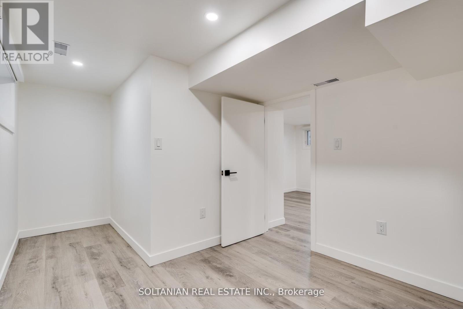 35 Cheshire Drive, Toronto (Princess-Rosethorn), Ontario  M9B 2N7 - Photo 30 - W12497698