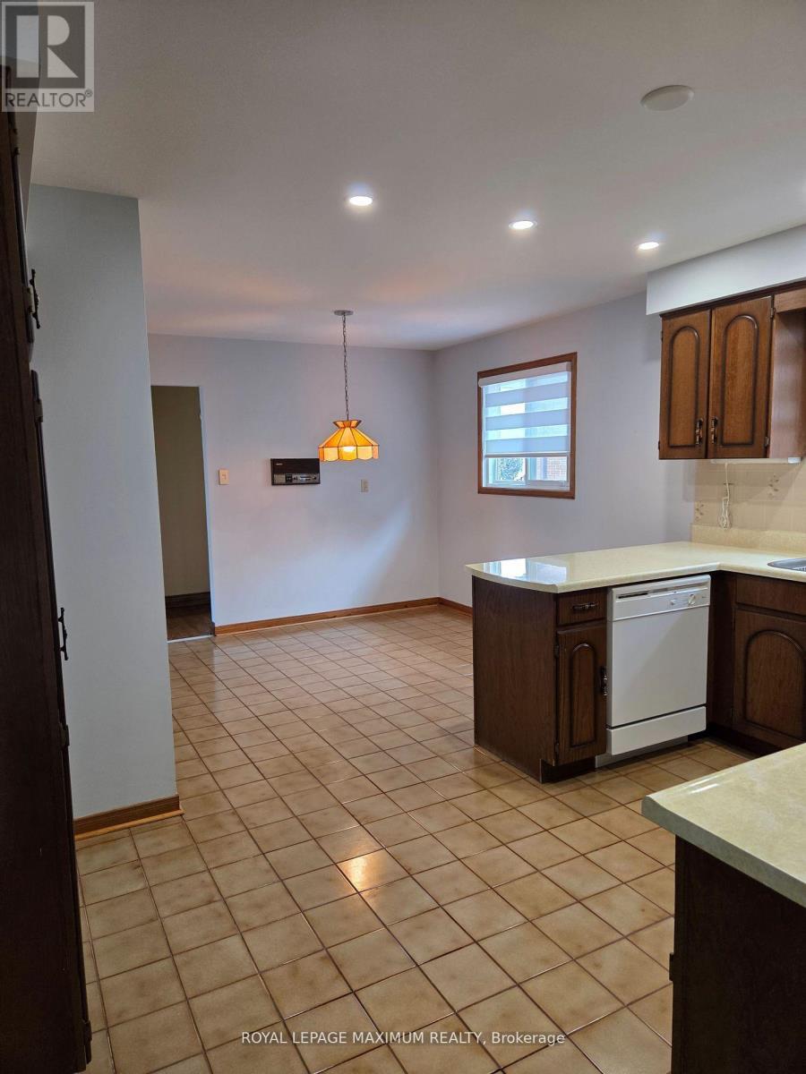 44 Flagstick Court, Toronto (York University Heights), Ontario  M3J 3B8 - Photo 10 - W12497702