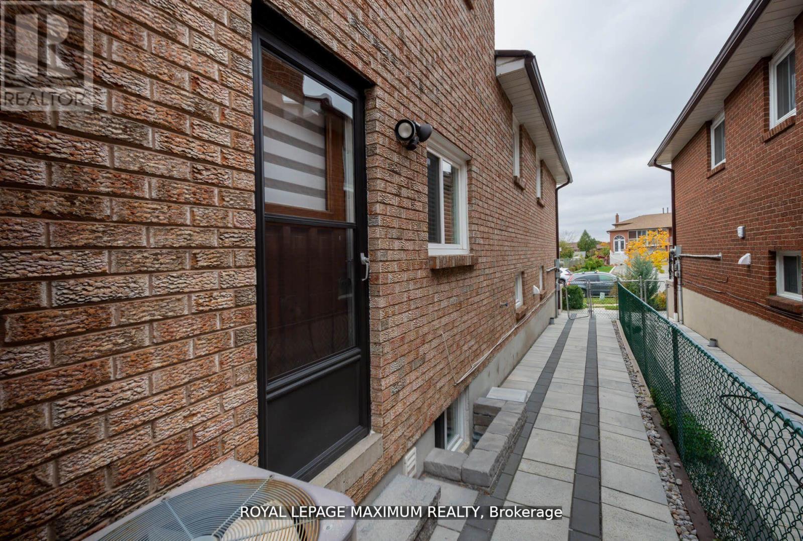 44 Flagstick Court, Toronto (York University Heights), Ontario  M3J 3B8 - Photo 30 - W12497702