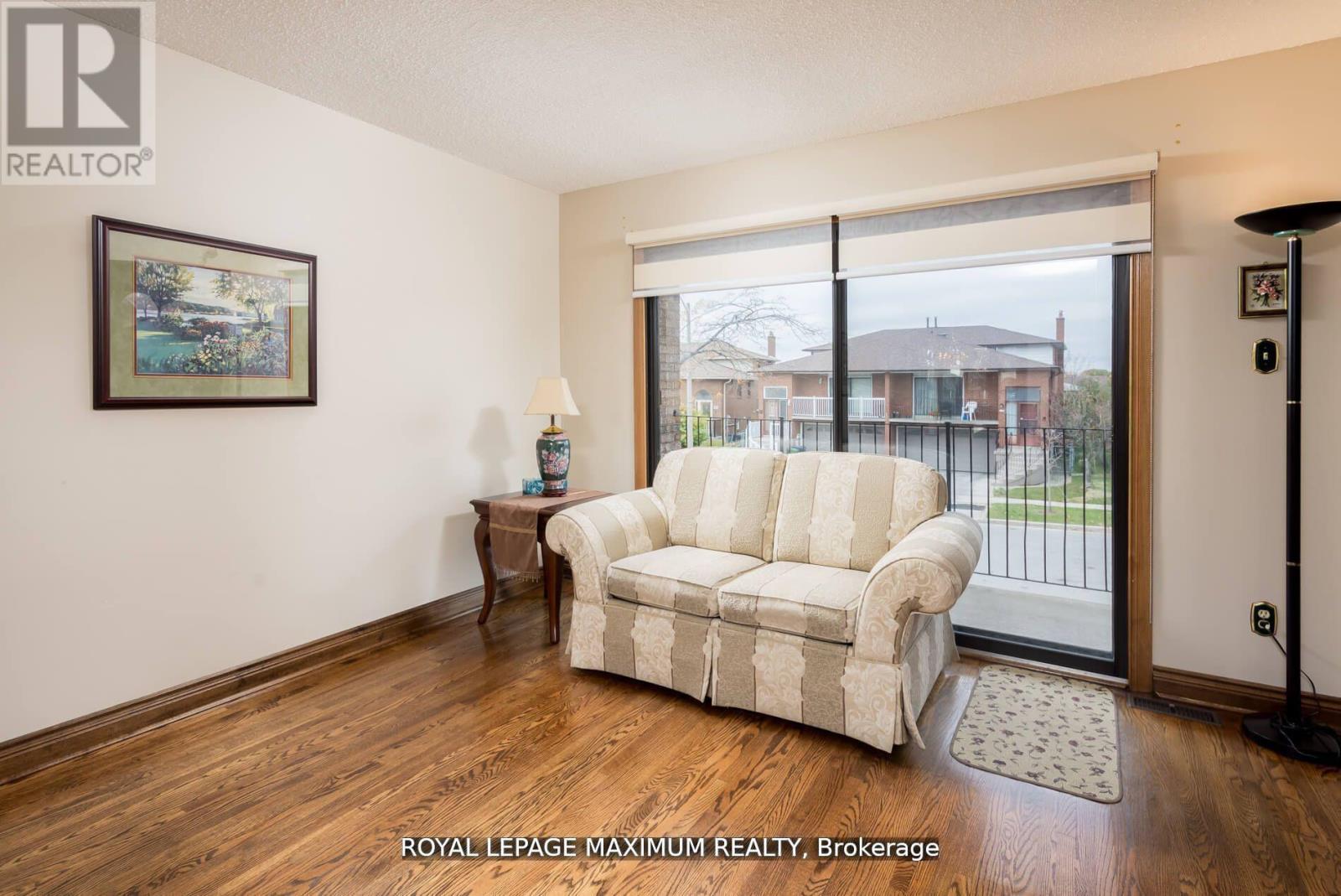 44 Flagstick Court, Toronto (York University Heights), Ontario  M3J 3B8 - Photo 7 - W12497702