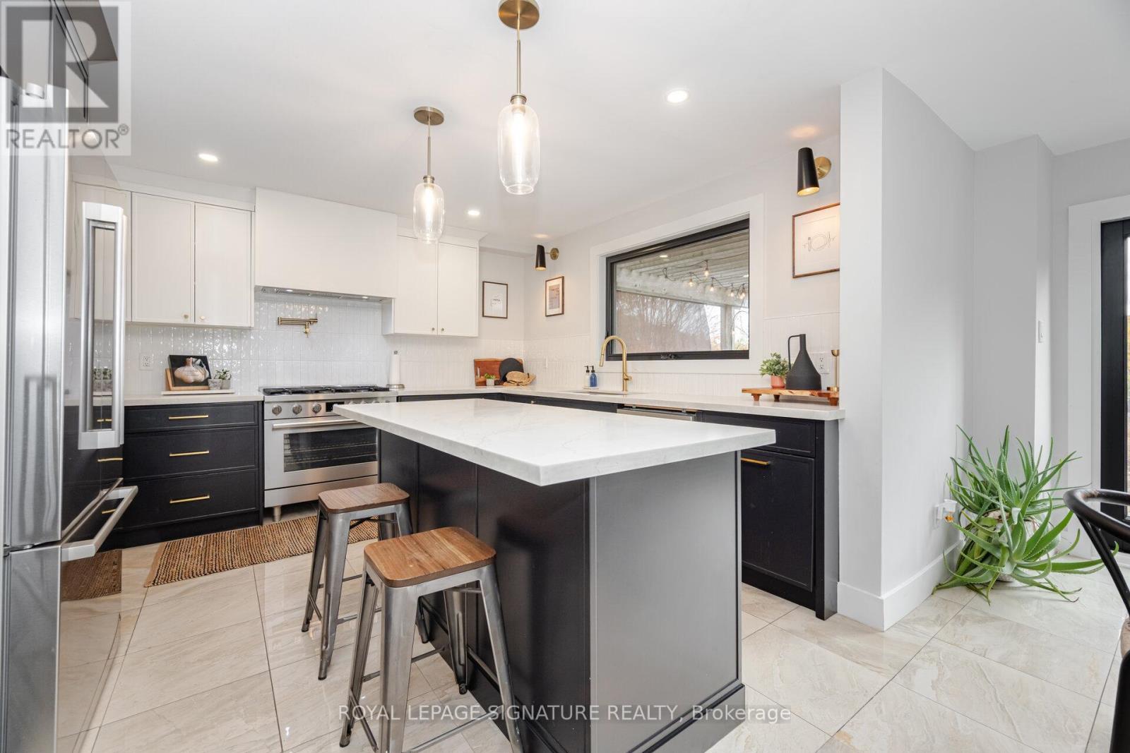 51 Kenpark Avenue, Brampton (Snelgrove), Ontario  L6Z 3R6 - Photo 10 - W12497708