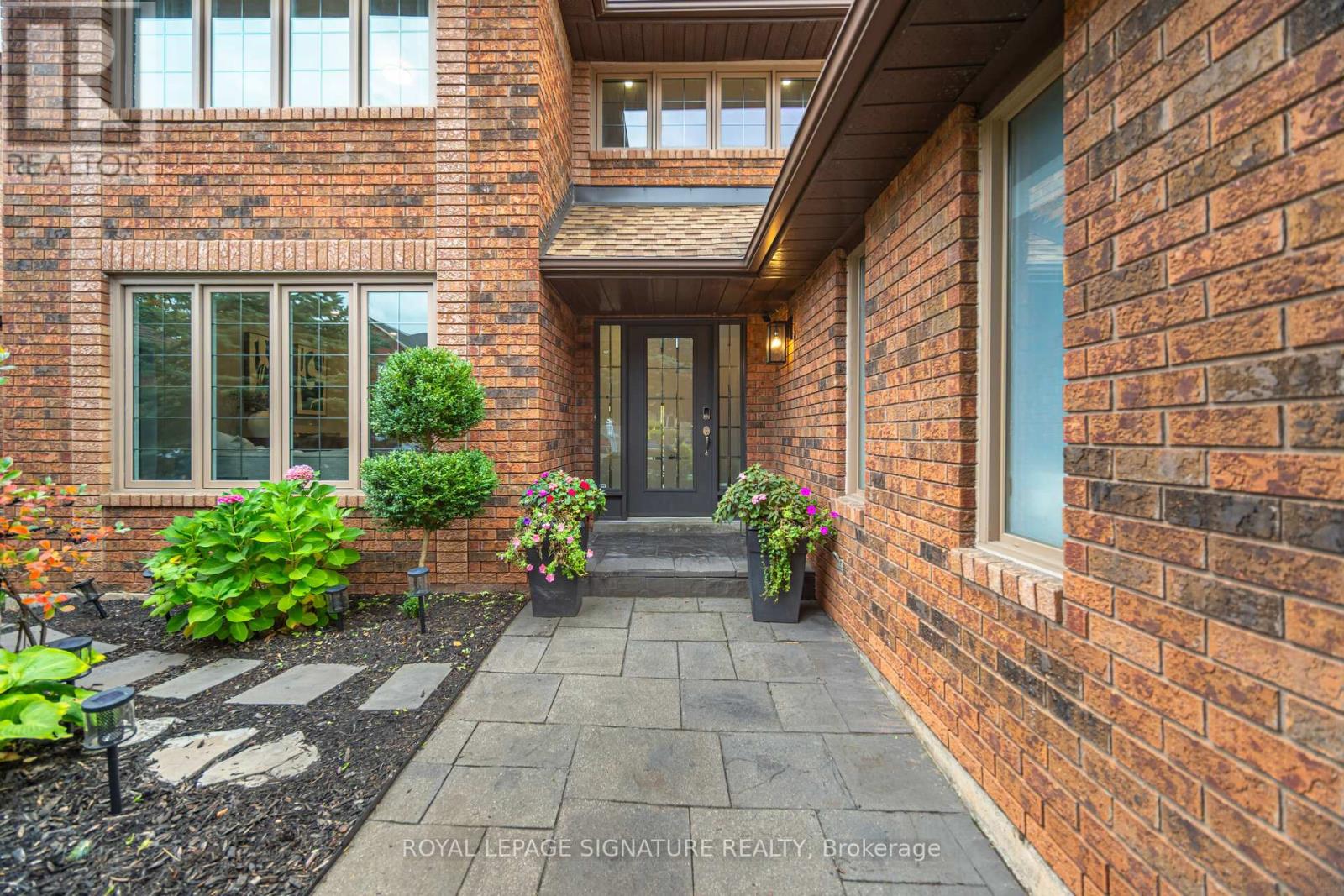 51 Kenpark Avenue, Brampton (Snelgrove), Ontario  L6Z 3R6 - Photo 5 - W12497708