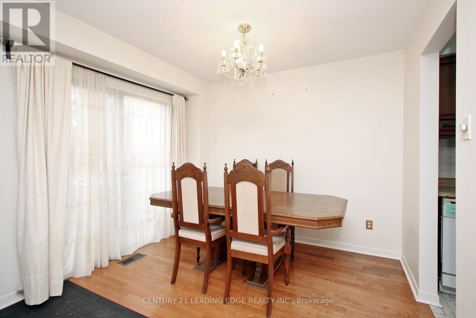 33 Newbridge Crescent, Brampton (Westgate), Ontario  L6S 4B5 - Photo 4 - W12497716