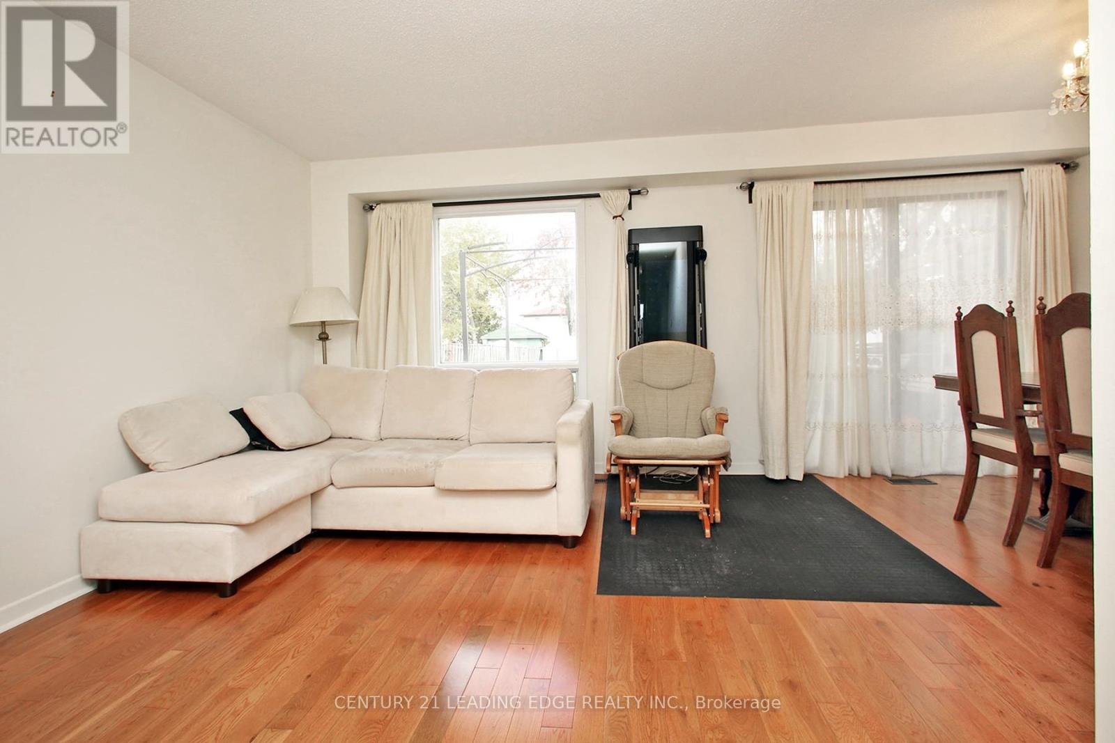 33 Newbridge Crescent, Brampton (Westgate), Ontario  L6S 4B5 - Photo 5 - W12497716