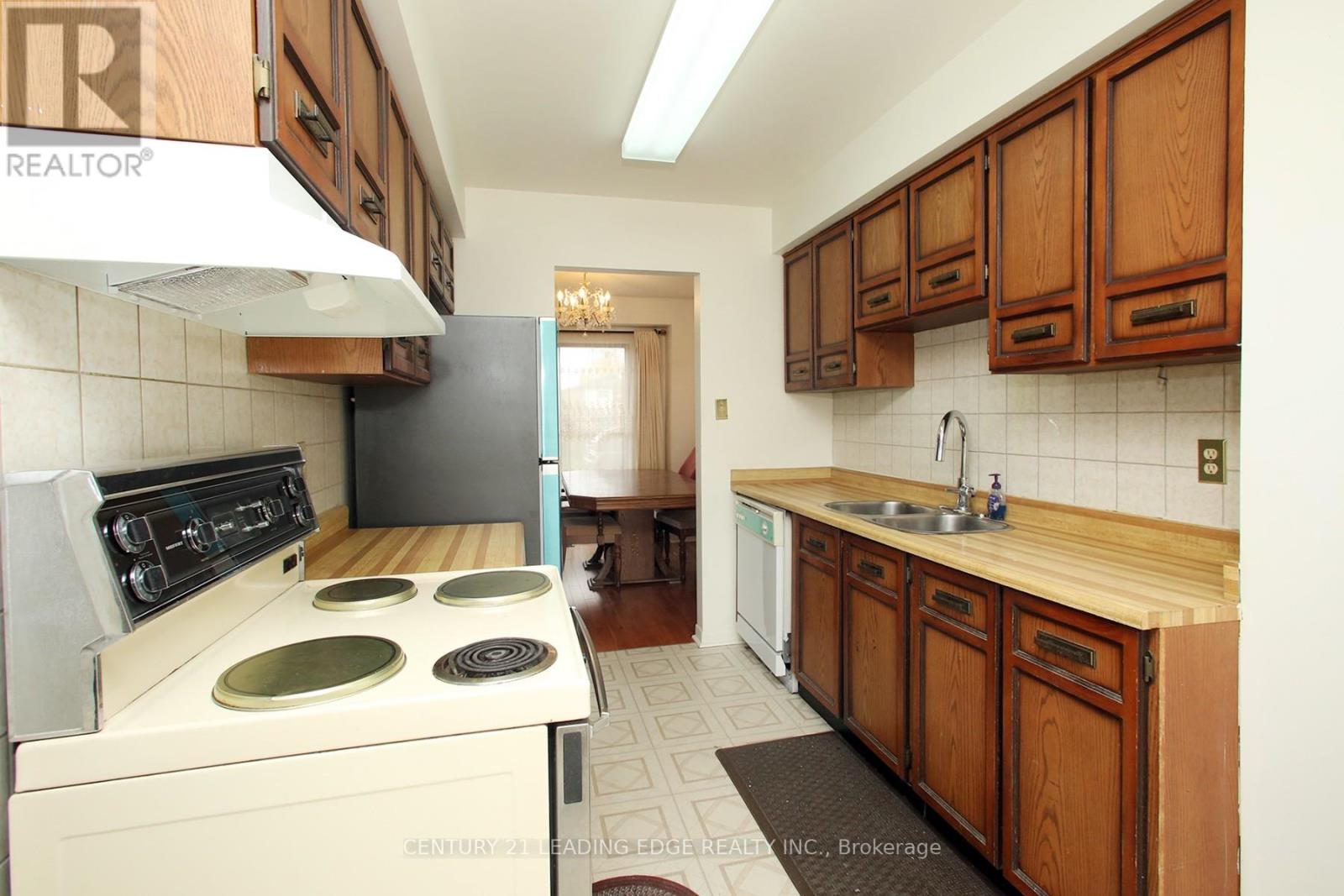 33 Newbridge Crescent, Brampton (Westgate), Ontario  L6S 4B5 - Photo 6 - W12497716