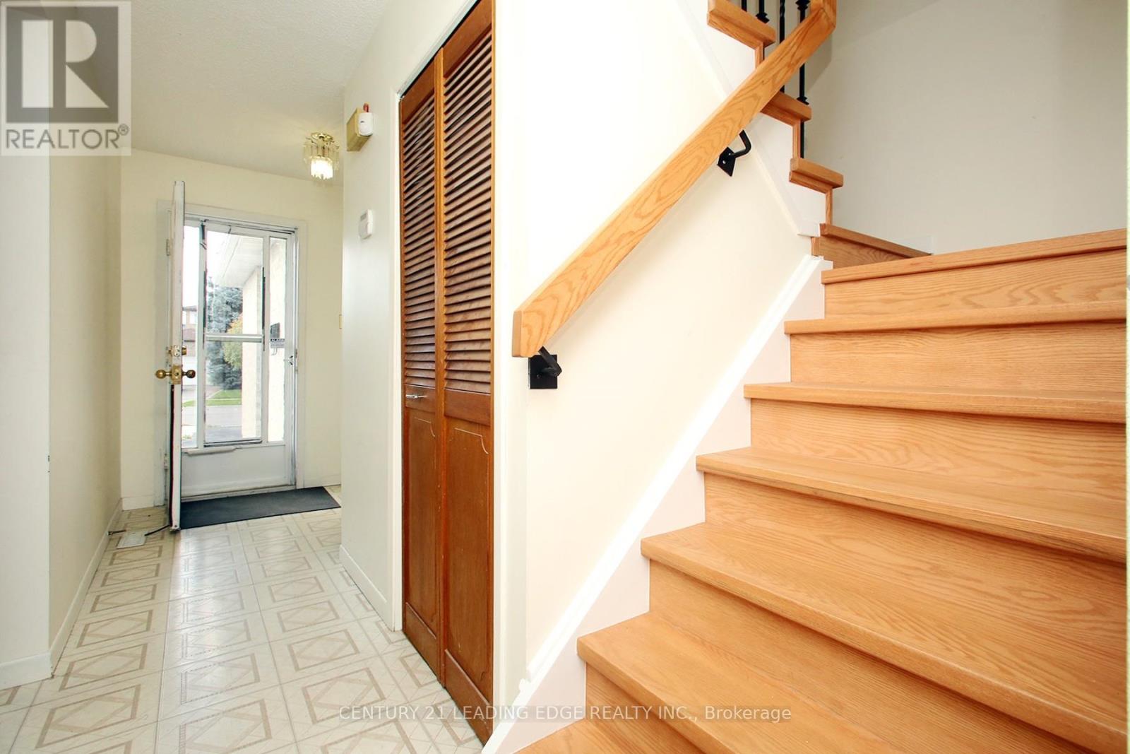 33 Newbridge Crescent, Brampton (Westgate), Ontario  L6S 4B5 - Photo 7 - W12497716