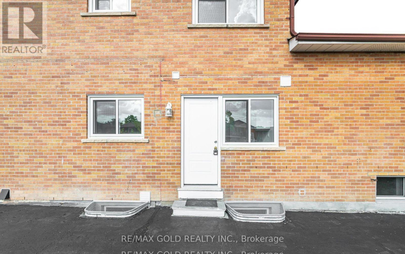 3309 Jolliffe Avenue, Mississauga (Malton), Ontario  L4T 1V6 - Photo 3 - W12497722