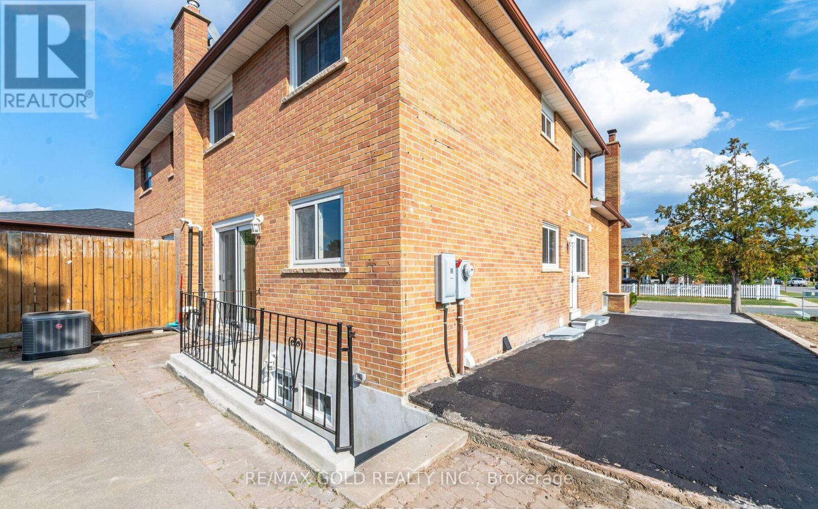 3309 Jolliffe Avenue, Mississauga (Malton), Ontario  L4T 1V6 - Photo 4 - W12497722